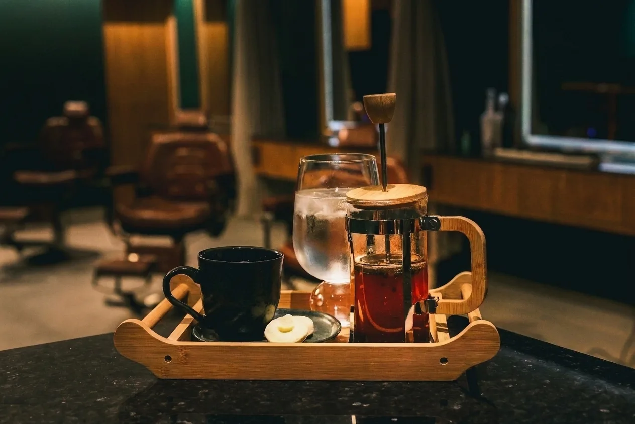Café na prensa francesa servido como cortesia na Kanon Barbearia