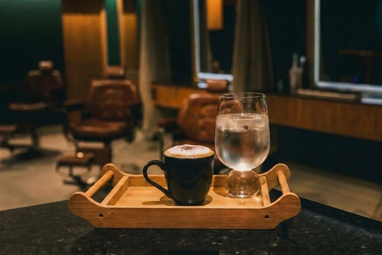 Cappuccino cremoso servido como cortesia na Kanon Barbearia