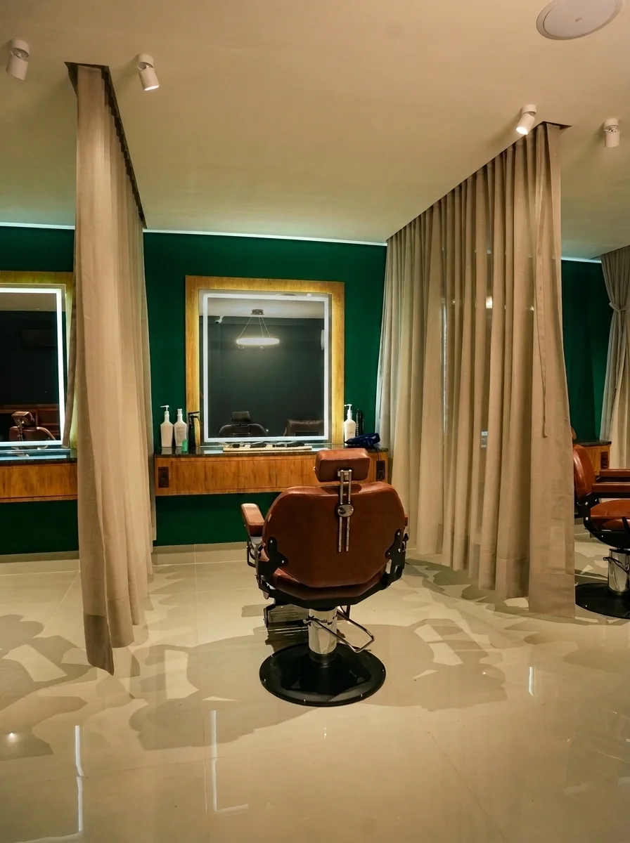 Cadeira da Kanon Barbearia isolada por cortinas individuais de privacidade